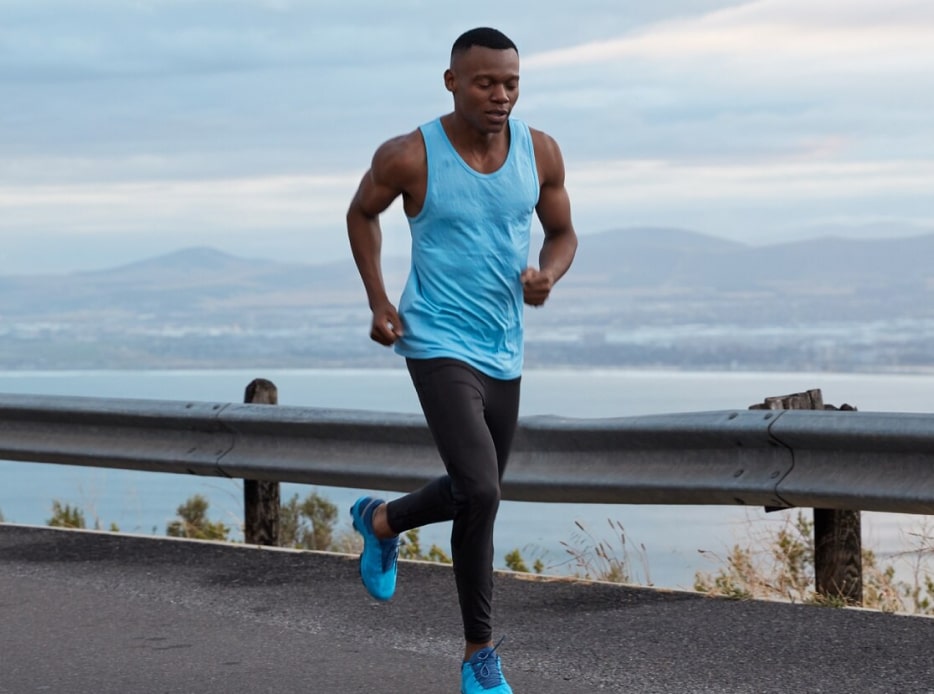 Hombre con ropa color azul cielo corriendo, RUNNING